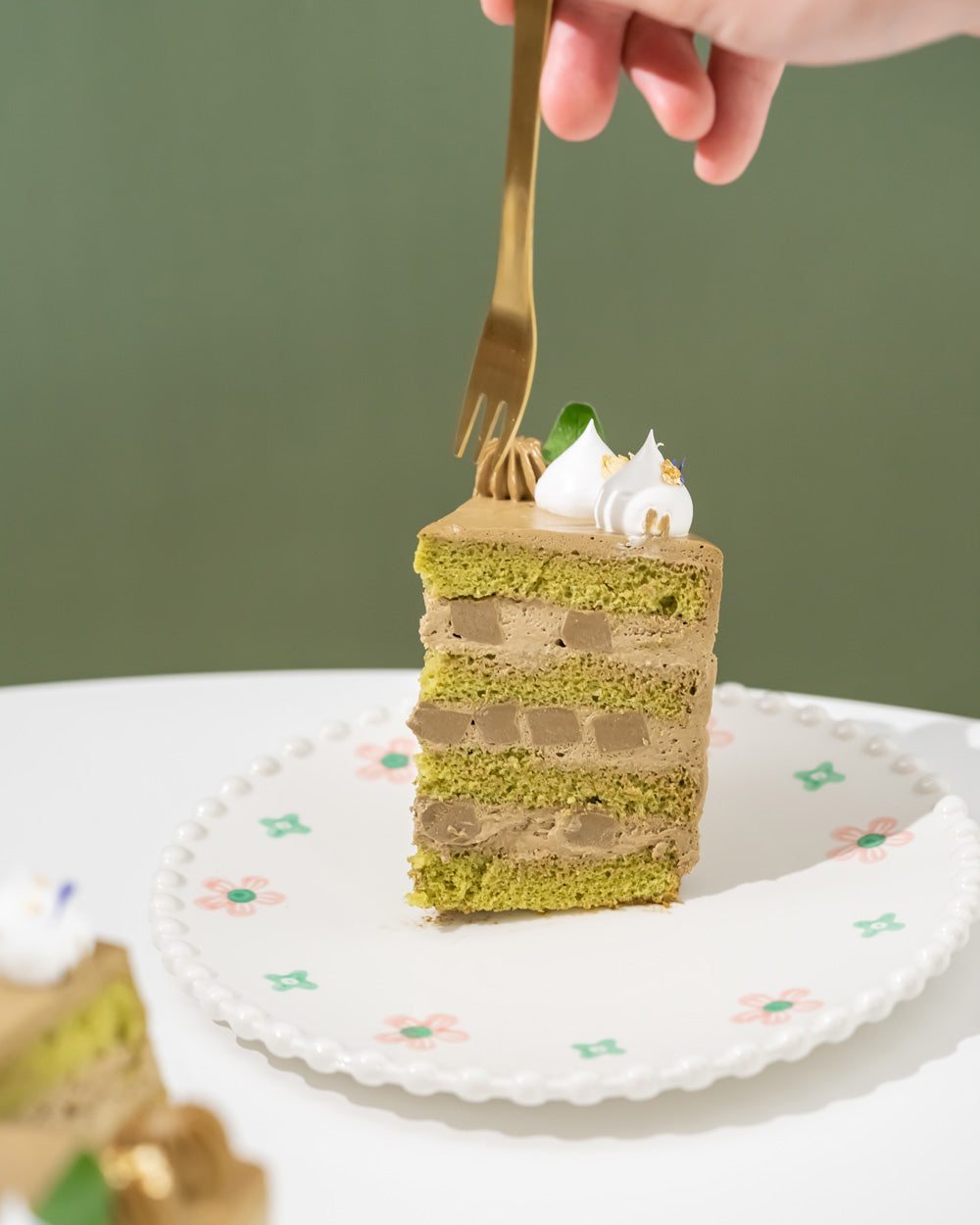 Hojicha Matcha Cake with Hojicha Fresh Cream, Matcha Sponge & Hojicha Jelly Cubes