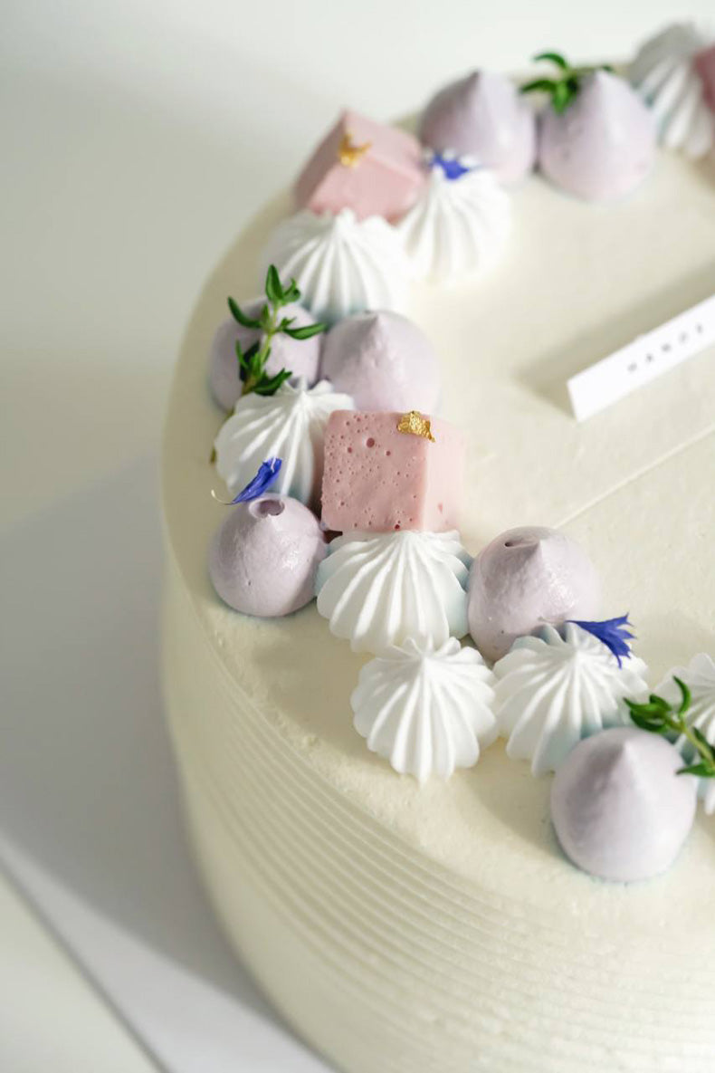 Beautiful decoration on top of the Taroo-fic Taro Pandan Cake 